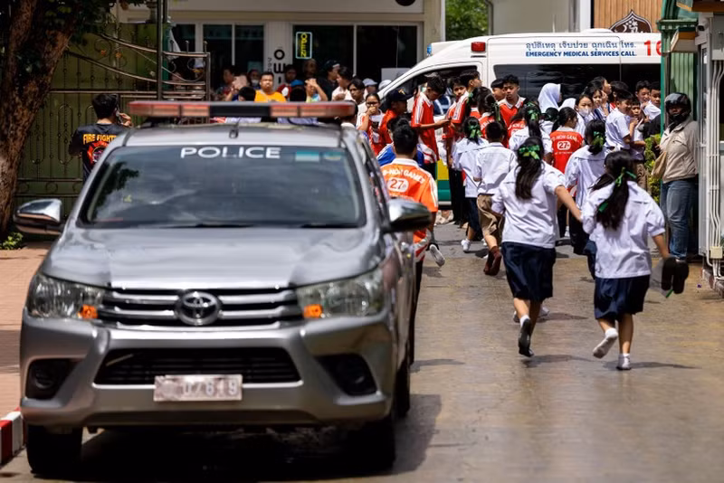Estudiantes evacuados de una escuela en la provincia de Nonthabur, Tailandia, tras un tiroteo el 7 de agosto de 2026. (Foto: Xinhua/VNA)