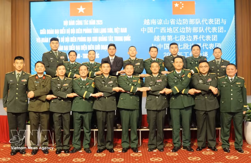 Delegados de la Guardia Fronteriza de la provincia de Lang Son (Vietnam) y de la Guardia Fronteriza de la Región Autónoma Zhuang de Guangxi (China). (Foto: VNA)