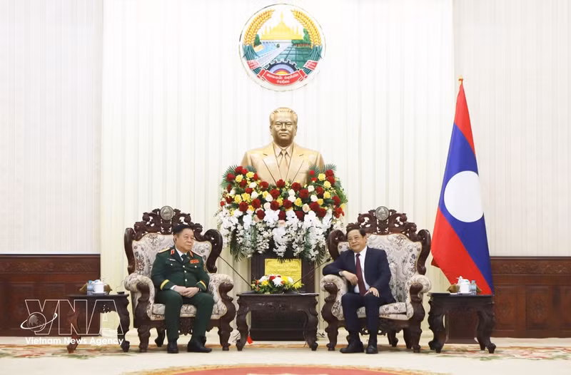 El general Nguyen Trong Nghia, jefe de la Dirección General de Política del Ejército Popular de Vietnam, y el primer ministro de Laos, Sonexay Siphandone. (Foto: VNA)