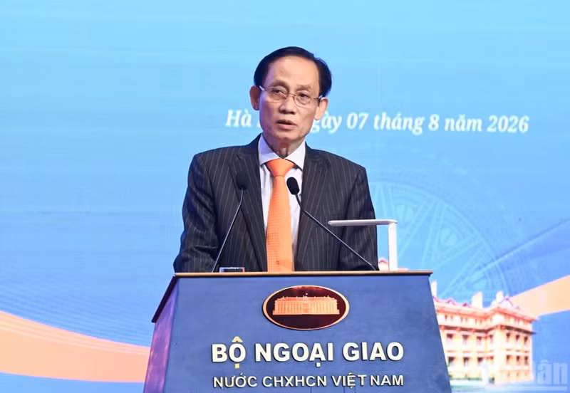 El miembro del Buró Político del Comité Central del Partido Comunista de Vietnam y ministro de Relaciones Exteriores, Le Hoai Trung, interviene en la sesión de clausura del evento. (Foto: VNA)