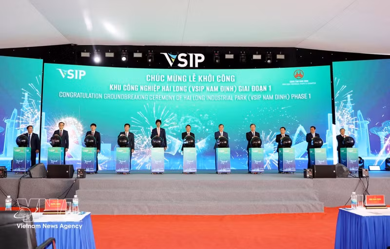 Vista de la ceremonia de inicio de obras de infraestructura y del proyecto empresarial de la Fase 1 del Parque Industrial Hai Long (VSIP Nam Dinh), en las comunas de Giao Binh y Giao Hung, provincia de Ninh Binh. (Foto: VNA)