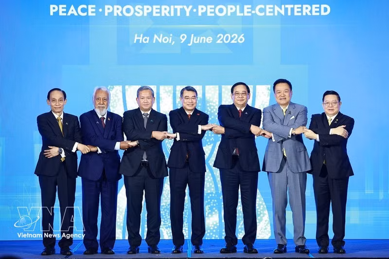 El primer ministro de Vietnam, Le Minh Hung (centro), posa para una foto grupal con sus homólogos de Laos, Sonexay Siphandone; de Camboya, Hun Manet; de Tailandia, Anutin Charnvirakul; y de Timor Oriental, Kay Rala Xanana Gusmão; así como con el secretario general de la Asean, Kao Kim Hourn. (Foto: VNA)