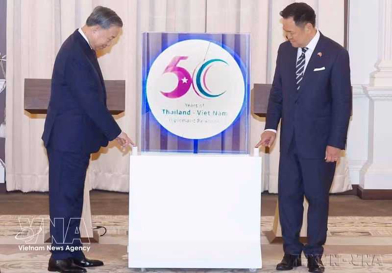 El secretario general del Partido Comunista y presidente de Vietnam, To Lam (izquierda), y el primer ministro de Tailandia, Anutin Charnvirakul, realizan la ceremonia de presentación del logotipo que conmemora los 50 años de relaciones entre ambos países, el 28 de mayo de 2026, en Bangkok. (Foto: VNA)