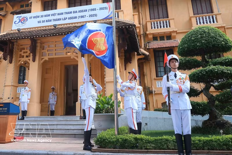 Vista de la ceremonia de izamiento de bandera celebrada el 8 de agosto de 2025 en Vietnam para conmemorar el 58º aniversario de la fundación de la Asean. (Foto: VNA)