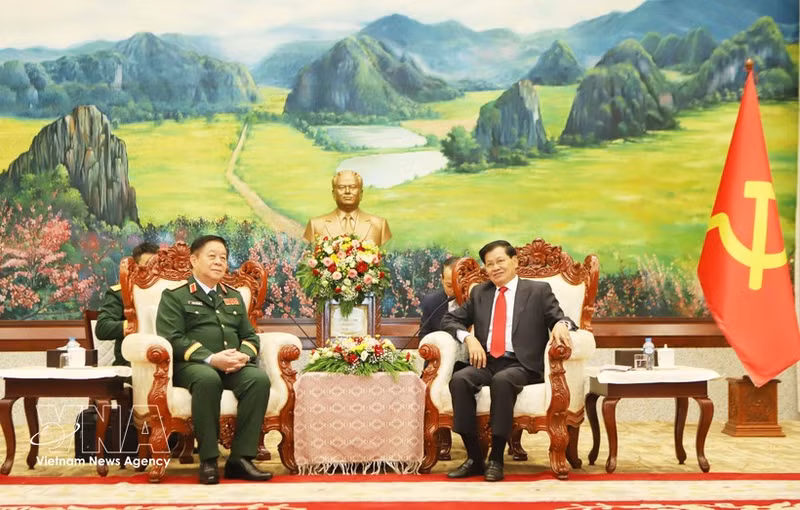 El general Nguyen Trong Nghia, jefe de la Dirección General de Política del Ejército Popular de Vietnam, se reúne con el secretario general del Partido Popular Revolucionario y presidente de Laos, Thongloun Sisoulith. (Foto: VNA)