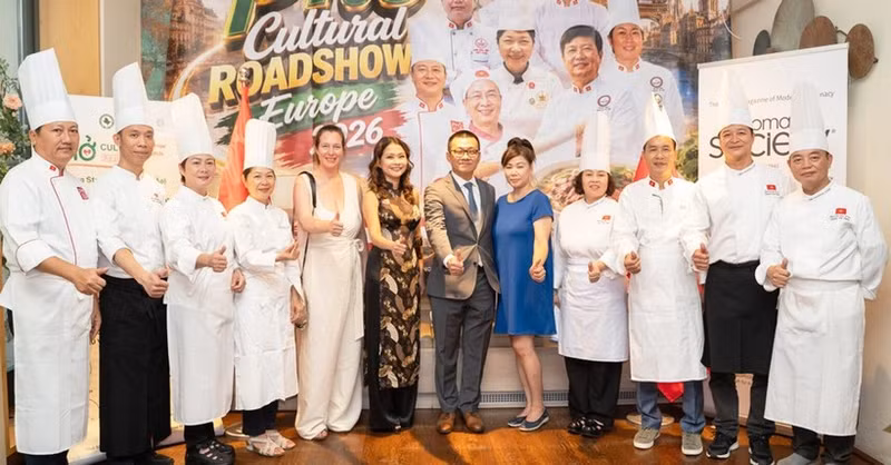 El embajador de Vietnam en Austria, Vu Le Thai Hoang, y Gertrud Tauchhammer, redactora jefe de la revista SOCIETY, junto con artesanos culinarios vietnamitas en la Gira Cultural del Pho por Europa 2026. (Foto: SOCIETY)