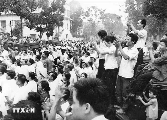 La gente se reúne frente a la sede de la VNA en Hanói para escuchar las noticias de la victoria del 30 de abril de 1975. (Fotografía: VNA)