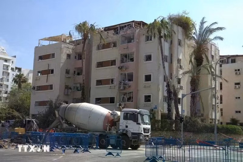 Un edificio de apartamentos en la calle de Levy Eshkol, en Tel Aviv, fue destruido por un misil en la madrugada del 16 de junio de 2025. (Fotografía: VNA)