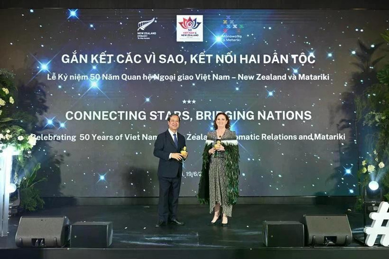 El ministro de Educación y Formación de Vietnam, Nguyen Kim Son, y la embajadora de Nueva Zelanda en Hanói, Caroline Beresford, en la ceremonia. (Fotografía: VNA)