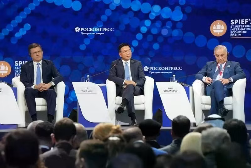 El vice primer ministro vietnamita Le Thanh Long (centro) en el evento. (Fotografía: VNA)