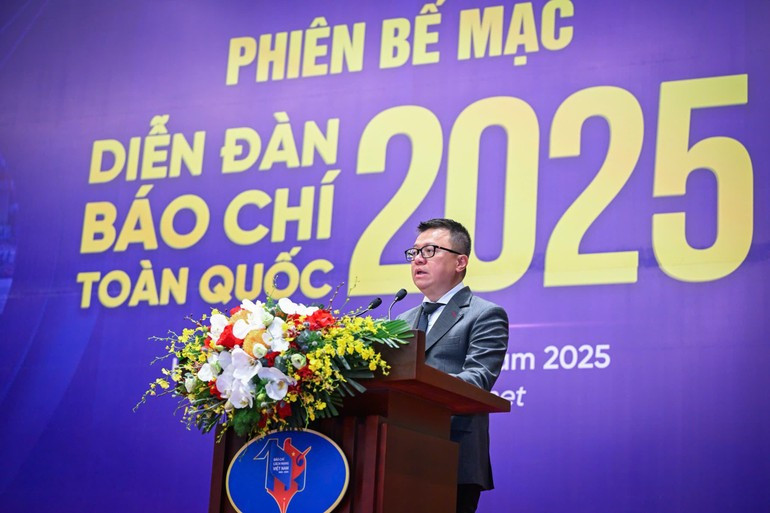 Le Quoc Minh, miembro del Comité Central del Partido, presidente-editor del periódico Nhan Dan, subjefe de la Comisión de Propaganda y Movilización de Masas de ese comité y titular de la Asociación de Periodistas de Vietnam, interviene en el acto. (Fotografía: Nhan Dan)