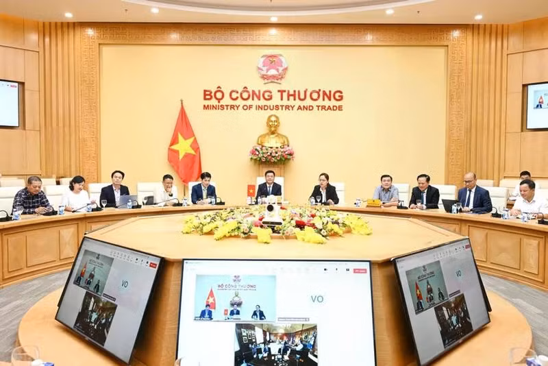 El ministro de Industria y Comercio de Vietnam, Nguyen Hong Dien, sostiene una reunión virtual con el secretario de Comercio de Estados Unidos, Howard Lutnick. (Fotografía: VGP)