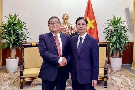 El viceministro de Relaciones Exteriores de Vietnam Ngo Le Van recibe a una delegación del Comité Asesor de Política Exterior del Ministerio de Asuntos Exteriores de China. (Fotografía: baoquocte.vn)
