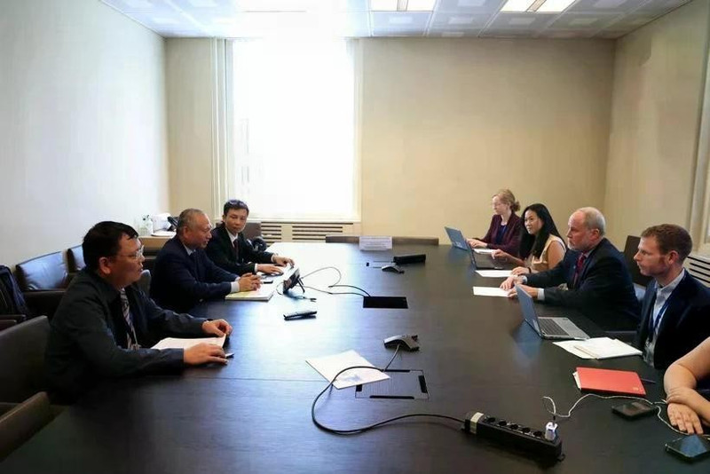 La delegación vietnamita sostiene una reunión con la parte estadounidense. (Fotografía: VNA)