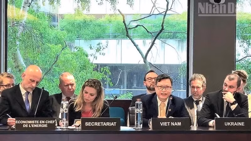 El embajador de Vietnam en Francia, habla en la conferencia. (Foto: Nhan Dan)