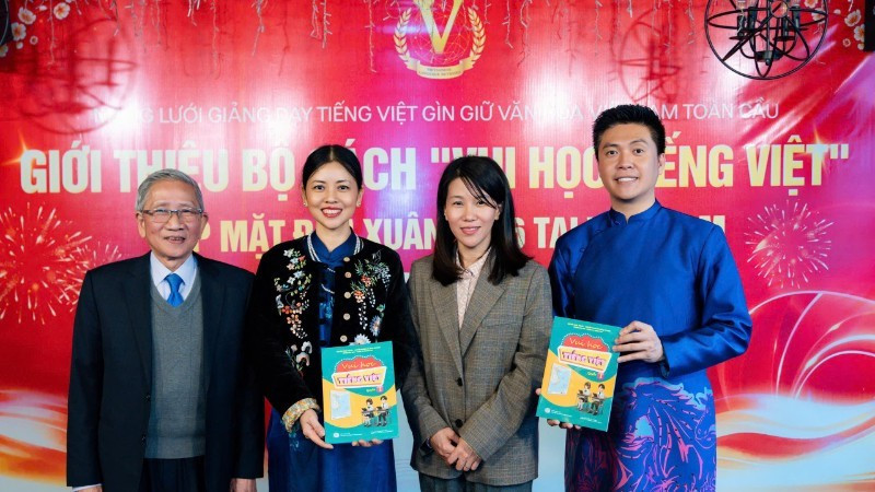 La Red Global de Enseñanza del Idioma y la Cultura Vietnamitas estrena en Hanói la colección de libros didácticos “Vui hoc tieng Viet”. (Foto: Nhan Dan)
