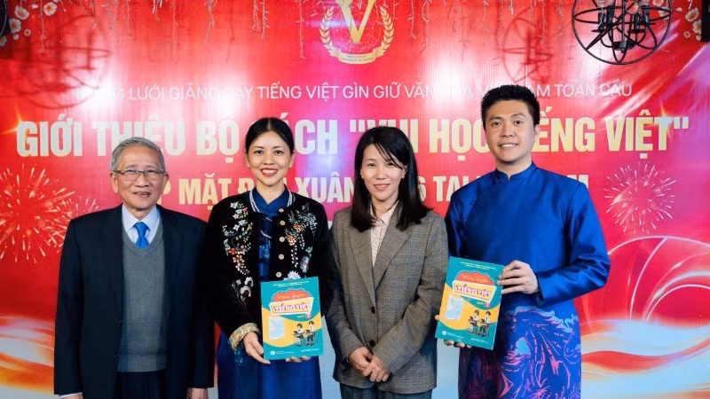 La Red Global de Enseñanza del Idioma y la Cultura Vietnamitas estrena en Hanói la colección de libros didácticos “Vui hoc tieng Viet”. (Foto: Nhan Dan)