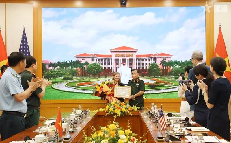 El teniente general Hoang Xuan Chien, viceministro de Defensa de Vietnam, entrega un certificado de reconocimiento a Aler Grubbs por sus destacadas contribuciones a la remediación del Agente Naranja/dioxina en Vietnam. (Fotografía: VNA)