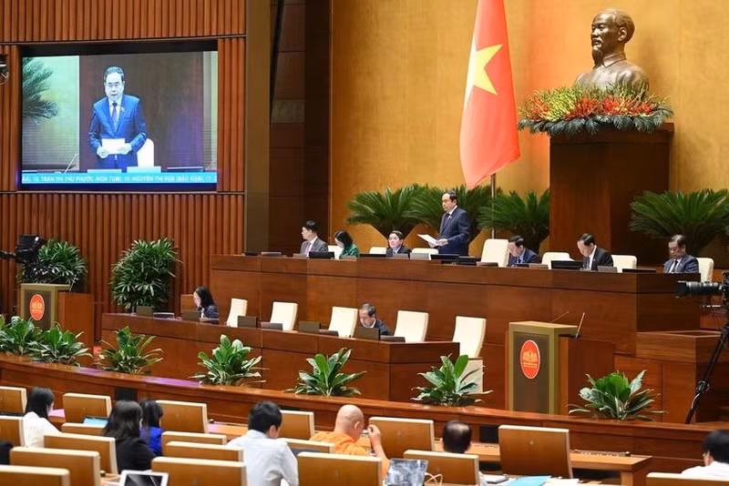 El presidente de la Asamblea Nacional de Vietnam, Tran Thanh Man, dirige una sesión de interpelaciones. (Fotografía: VNA)