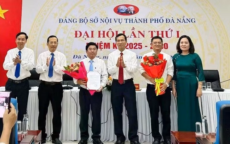El Comité del Partido Comunista de Vietnam en el Servicio de Asuntos Internos de Da Nang anuncia la creación de la célula del Partido en la zona especial de Hoang Sa el 16 de junio. (Fotografía: Nhan Dan)