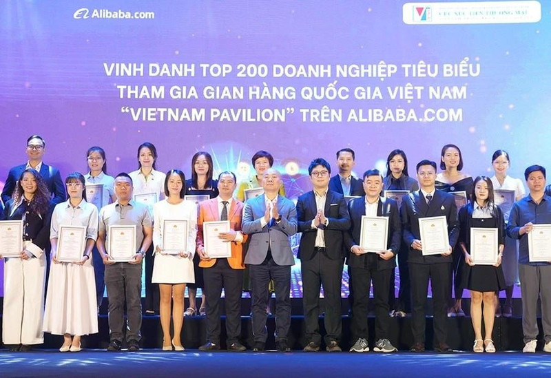 Representantes de empresas típicas que participan en el "Pabellón Nacional de Vietnam" en Alibaba.com. (Fotografía: hanoimoi.vn)