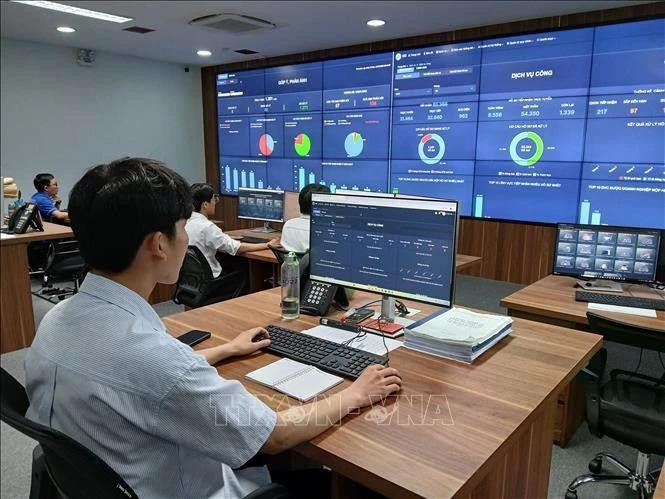 Monitorean la recepción de solicitudes en línea y del progreso de su procesamiento en el Centro de Operaciones y Monitoreo Inteligente de la ciudad de Da Nang. (Fotografía: VNA)