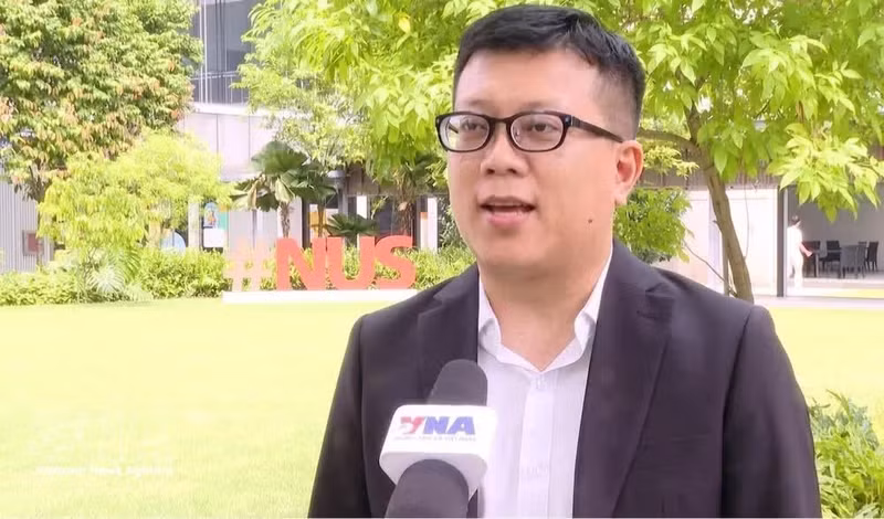 El doctor Luu Anh Tuan, profesor asociado de la Facultad de Informática y Ciencia de Datos de la Universidad Tecnológica de Nanyang, en la entrevista. (Foto: VNA)