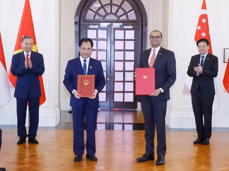 El secretario general del Partido Comunista y presidente de Vietnam, To Lam, y el primer ministro de Singapur, Lawrence Wong, presencian la firma de documentos de cooperación binacional.