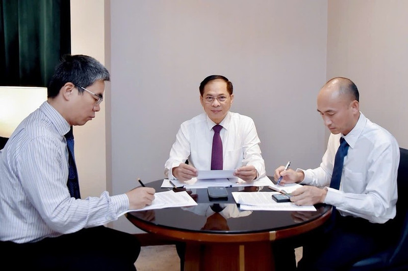 El vice primer ministro y titular de Relaciones Exteriores de Vietnam, Bui Thanh Son (centro), mantiene una conversación telefónica con el ministro de Asuntos Exteriores de Corea del Sur, Cho Hyun, el 6 de agosto. (Foto: VNA)