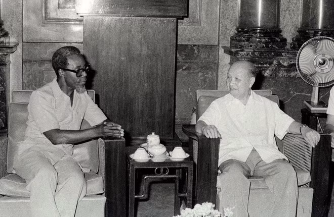 El presidente del Consejo de Estado vietnamita, Truong Chinh, recibe al ministro de Comercio Exterior de Angola, Ismael Gaspar Martins, durante una visita de este último al país indochino (21 de junio de 1984).