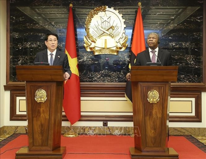 El presidente de Vietnam, Luong Cuong, y su homólogo de Angola, João Manuel Gonçalves Lourenço, en la conferencia de prensa. (Foto: VNA)