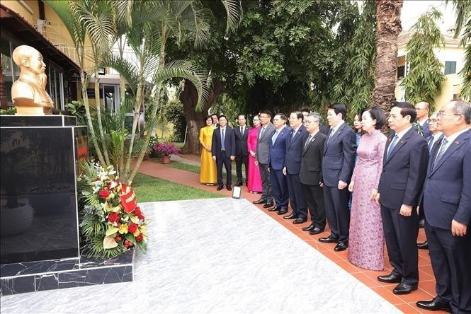 El presidente Luong Cuong, su esposa y la delegación vietnamita de alto rango que les acompañan depositan flores ante el busto del Presidente Ho Chi Minh en la Embajada de Vietnam en Luanda. (Foto: VNA)