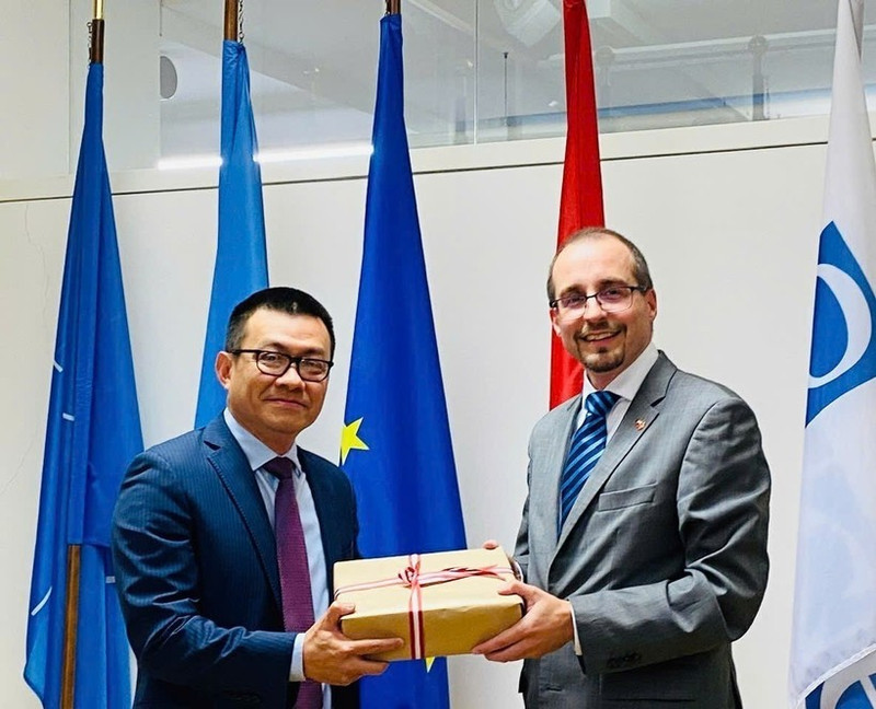 El embajador de Vietnam en Austria, Vu Le Thai Hoang (izquierda), entrega un recuerdo a Arnold Kammel, secretario general del Ministerio de Defensa del país europeo. (Foto: VNA)