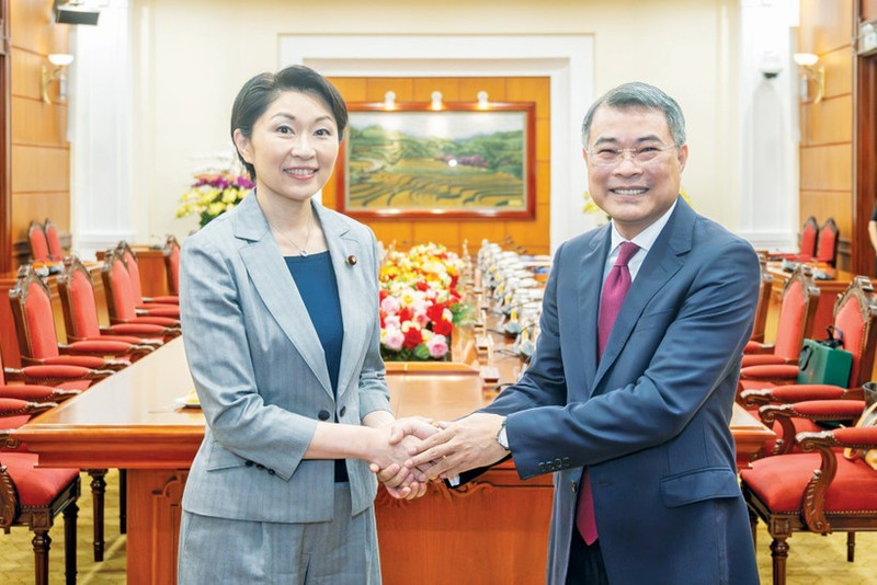 El miembro del Buró Político y del Secretariado del Comité Central del Partido Comunista de Vietnam y jefe de la Comisión de Organización de ese comité, Le Minh Hung, recibe a la presidenta de la Alianza Parlamentaria de Amistad Japón-Vietnam, Obuchi Yuko. (Foto: VNA)