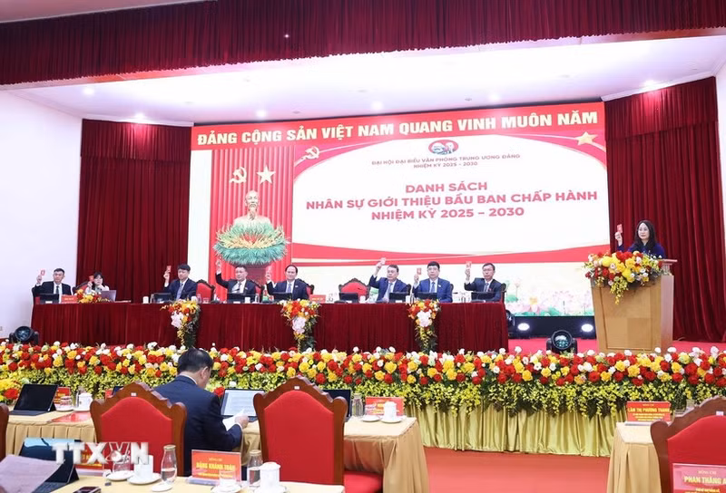 Los delegados emiten sus votos para elegir al Comité del Partido en la Oficina del Comité Central del Partido correspondiente al mandato 2025-2030. (Foto: VNA)
