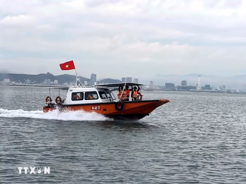 Embarcaciones del Alto Mando Militar de la provincia de Quang Ninh patrullan en la bahía de Ha Long. (Foto: VNA)