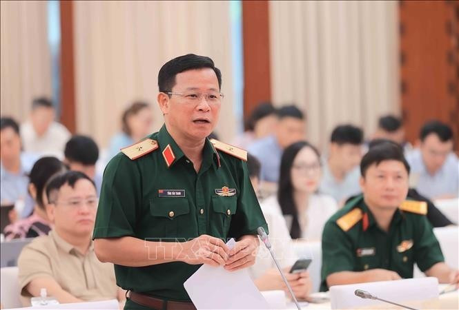 El general de brigada Tong Van Thanh, subjefe del Departamento de Educación y Propaganda, adscrito a la Dirección General de Política del Ejército Popular de Vietnam, habla en el evento. (Foto: VNA)
