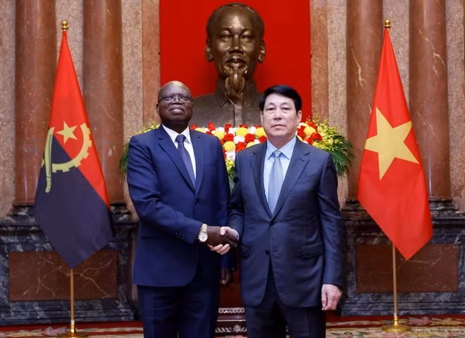 El presidente de Vietnam, Luong Cuong, recibe al embajador de Angola, Fernando Miguel, en ocasión de presentar este las cartas credenciales (24 de abril de 2025).