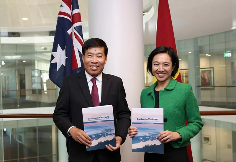 El viceministro vietnamita de Relaciones Exteriores Nguyen Manh Cuong y la subtitular de Asuntos Exteriores de Australia Michelle Chan. (Foto: baoquocte.vn)