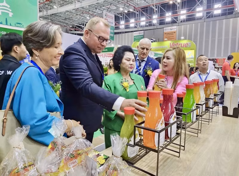 Visitantes a la exhibición. (Foto: VNA)