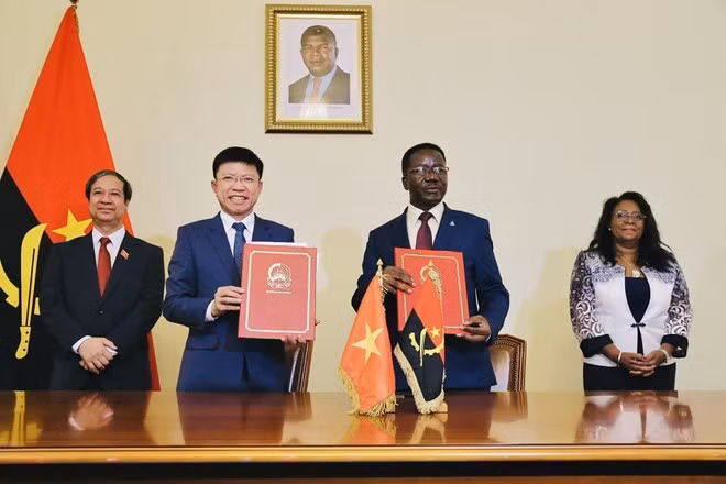 El ministro vietnamita de Educación y Formación, Nguyen Kim Son, y la ministra angoleña de Educación Superior, Ciencia, Tecnología e Innovación, Maria do Rosário Bragança, presencian la firma de un acuerdo de cooperación entre la Universidad de Ciencias Sociales y Humanidades de Hanói y la Universidad Agostinho Neto en la séptima sesión del Comité Intergubernamental Vietnam-Angola (Luanda, 28 de marzo de 2024).