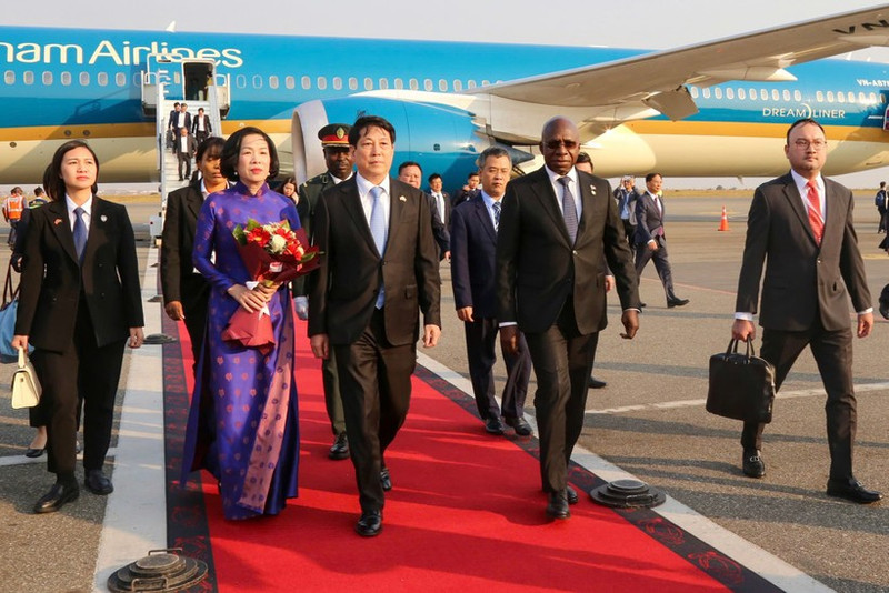 El presidente de Vietnam, Luong Cuong, y su esposa llegan a Luanda, iniciando su visita de Estado a Angola. (Foto: VNA)