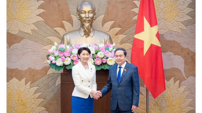 El presidente de la Asamblea Nacional de Vietnam, Tran Thanh Man, recibe a la titular de la Alianza Parlamentaria de Amistad Japón-Vietnam, Obuchi Yuko. (Foto: Nhan Dan)