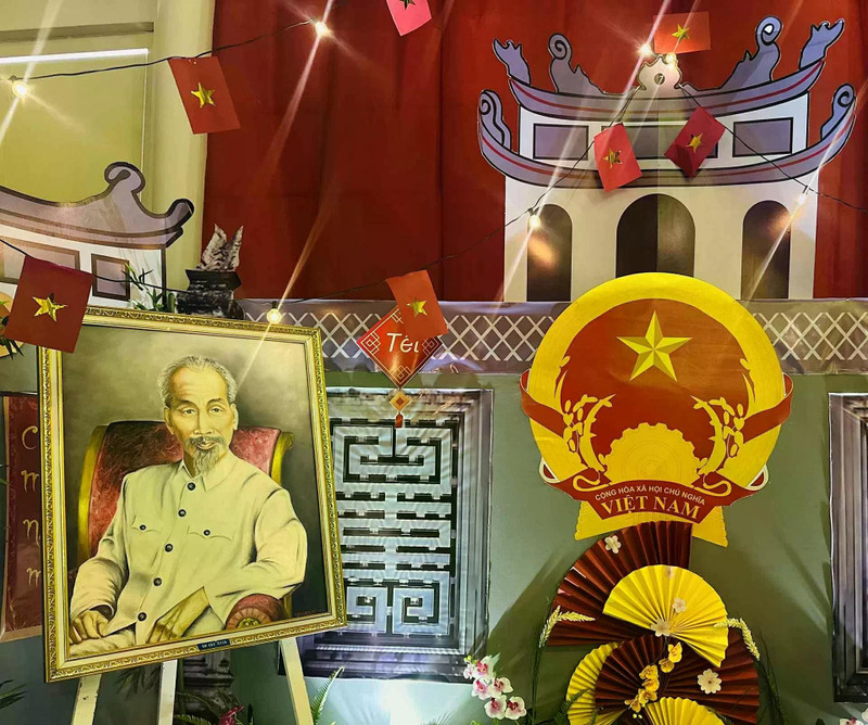 La imagen del Presidente Ho Chi Minh está colocada solemnemente en el espacio “Vietnam: el país y la gente”. (Fotografía: baoquocte.vn)