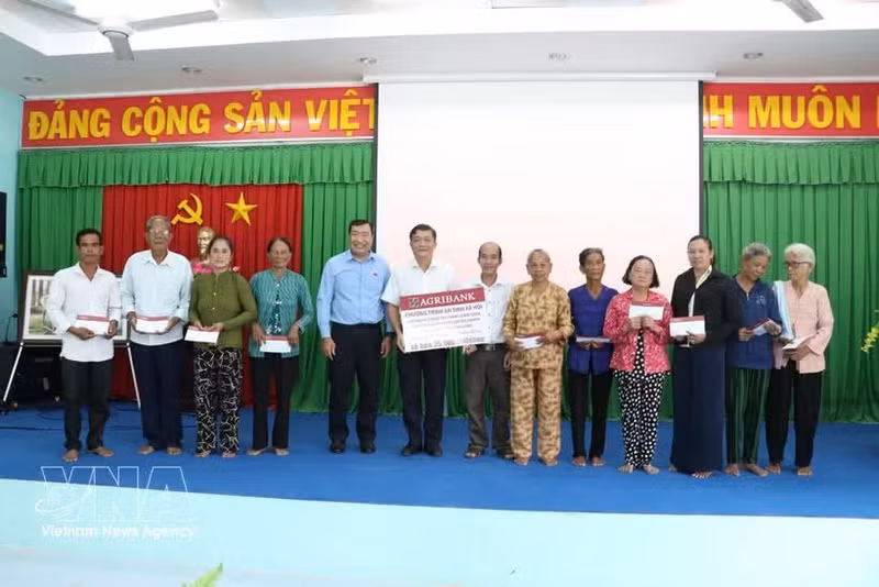Cientos de obsequios fueron entregados hoy a familias jemeres en la provincia vietnamita de Vinh Long. (Foto: VNA)