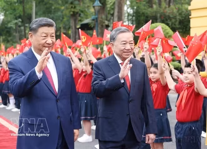 El secretario general del Partido Comunista de Vietnam, To Lam, preside la ceremonia oficial de bienvenida al secretario general del Partido Comunista de China y presidente del país, Xi Jinping, durante su visita de Estado a Vietnam (14 de abril de 2025). (Foto: VNA)