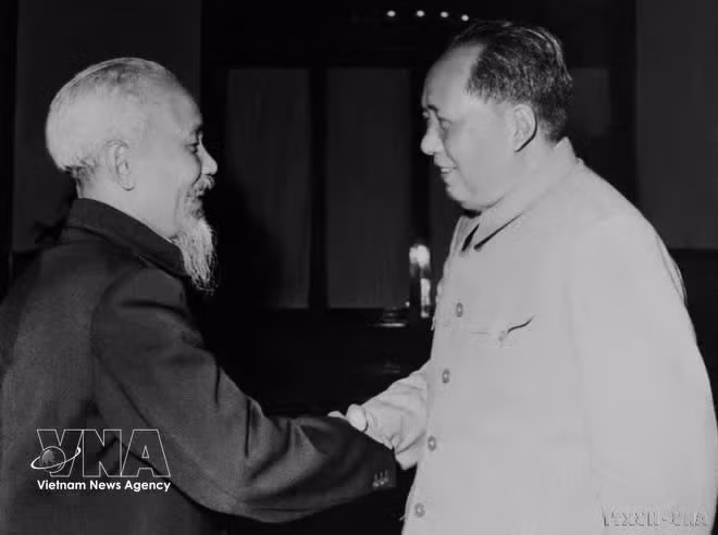 El Presidente Ho Chi Minh y el Presidente Mao Zedong en Pekín en 1960. (Foto: VNA)