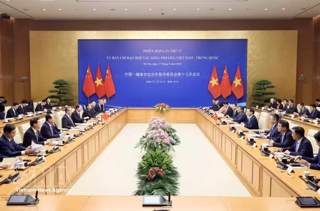 El viceprimer ministro vietnamita Bui Thanh Son y el ministro de Relaciones Exteriores de China, Wang Yi, copresiden en Hanói la 17ª Reunión del Comité Directivo de Cooperación Bilateral Vietnam - China, en la mañana del 17 de marzo de 2026. (Foto: VNA)