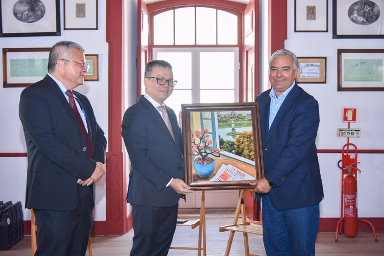 El compañero Le Quoc Minh entrega un suvenir al municipio de Sesimbra.