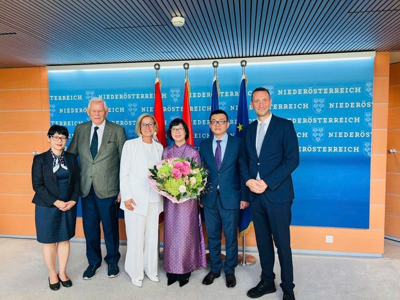 Vu Le Thai Hoang, embajador de Vietnam en Austria (segundo desde la derecha), posa junto a la gobernadora de Baja Austria, Johanna Mikl-Leitner, y otros delegados. (Foto: VNA)
